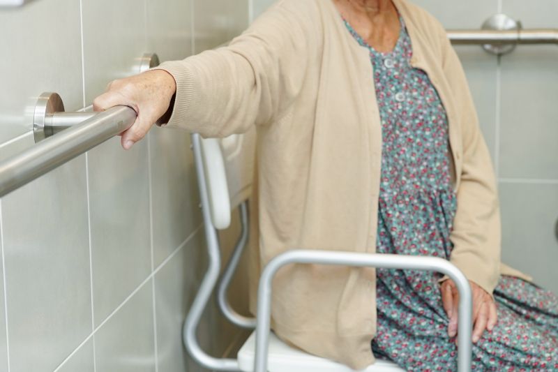 Senior Bathtub with Safety Bars